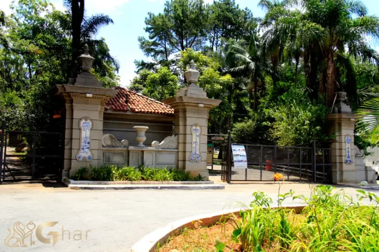 Entrada principal do Parque Horto Florestal com portaria e acesso para visitantes em São Paulo