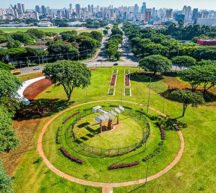 Praça Campo de Bagatelle com área aberta e monumento histórico em Santana São Paulo