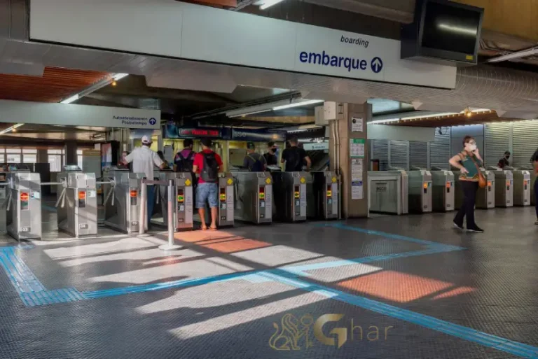 Catracas da estação metrô Tucuruvi com alto fluxo de passageiros