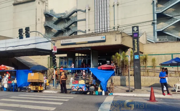 Entrada da estação metrô Tucuruvi com acesso ao shopping na Zona Norte