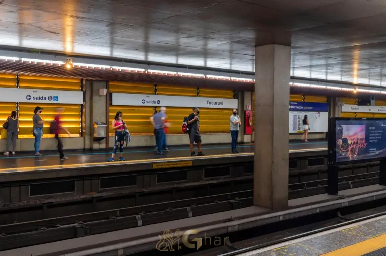 Plataforma de embarque da estação metrô Tucuruvi linha azul em São Paulo