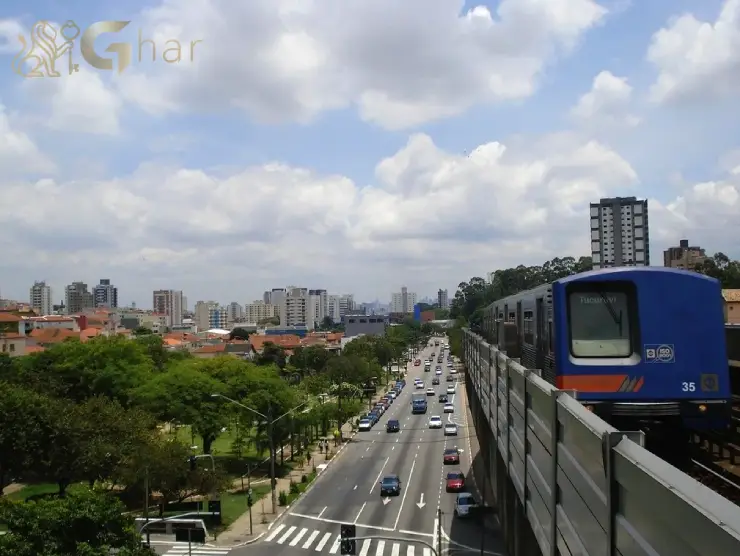 Movimento urbano na Avenida Luiz Dumont Villares na Parada Inglesa
