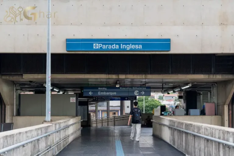 Área de embarque da estação metrô Parada Inglesa na Linha Azul