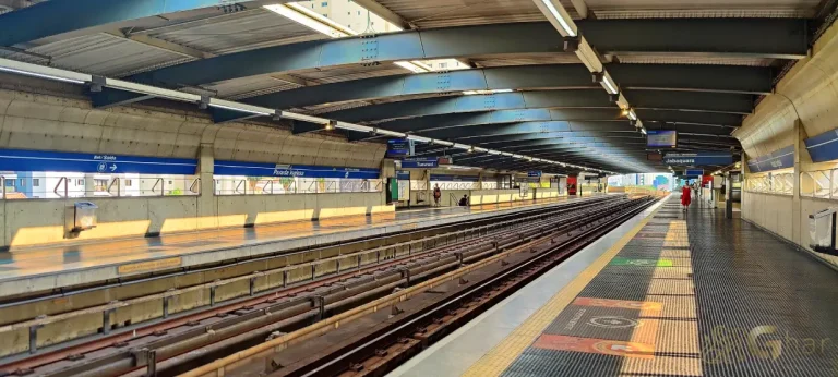 Plataforma da estação metrô Parada Inglesa na Linha Azul em São Paulo