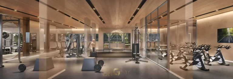 Academia com equipamentos de musculação em condomínio residencial no bairro da Praça da Árvore, na Zona Sul de São Paulo