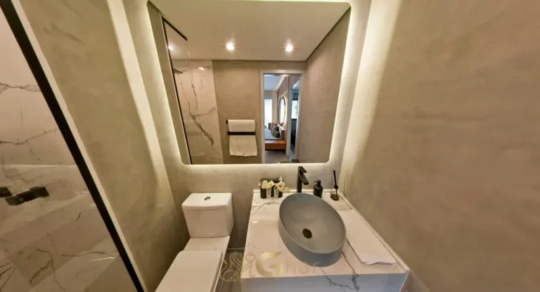 Banheiro de alto padrão do decorado em condomínio residencial no bairro do Paraíso, no Centro de São Paulo