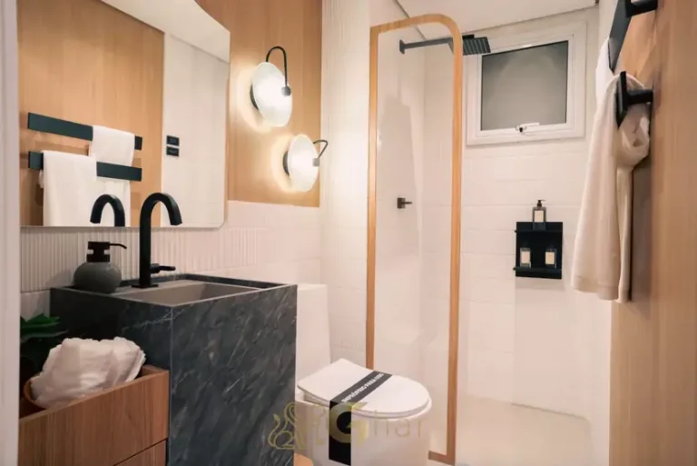 Banheiro com acabamentos contemporâneos do decorado em condomínio residencial no bairro da Vila Mariana, na Zona Sul de São Paulo
