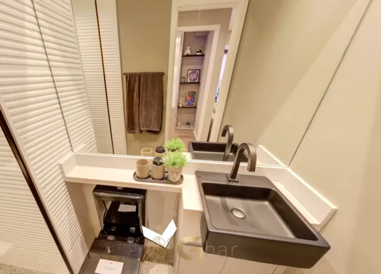 Segundo banheiro com revestimento contemporâneo em condomínio residencial no bairro da Vila Prudente, na Zona Leste de São Paulo