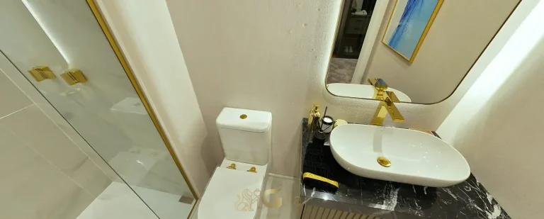 Banheiro infantil masculino com acabamentos de alto padrão do condomínio Villa Residence Versace no bairro de Moema, São Paulo