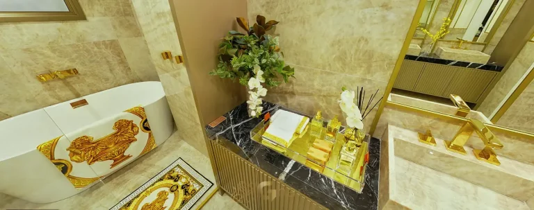 Banheiro da suíte master com revestimentos de luxo do condomínio Villa Residence Versace no bairro de Moema, São Paulo