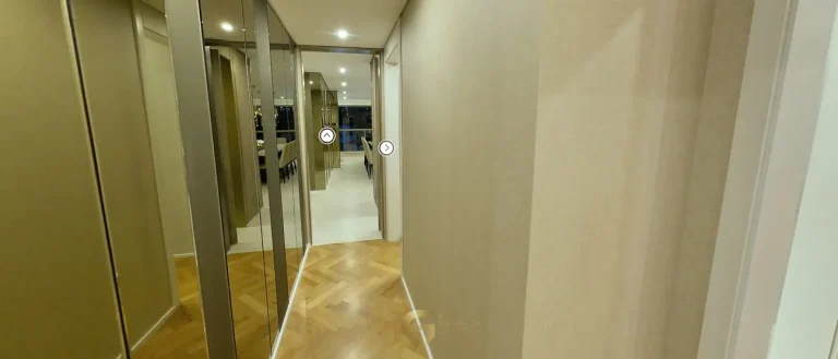 Circulação íntima com acabamentos finos em apartamentos no bairro de Moema, São Paulo