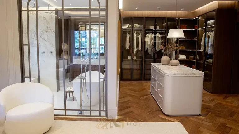 Closet com iluminação cênica e marcenaria de alto padrão em apartamentos na Cidade Jardim, São Paulo
