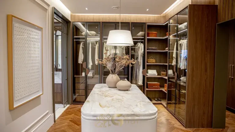 Segundo closet com prateleiras e gaveteiros em condomínio residencial na Cidade Jardim, na Zona Sul de São Paulo