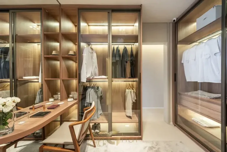 Closet da suíte master em condomínio residencial no bairro de Moema, na Zona Sul de São Paulo