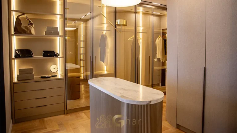 Closet da suíte master com iluminação cênica em apartamentos na Cidade Jardim, São Paulo