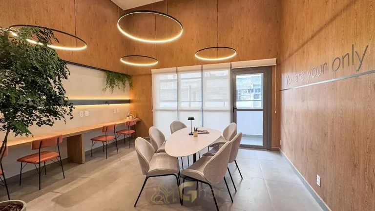 Coworking com estações de trabalho em condomínio residencial no bairro do Paraíso, no Centro de São Paulo