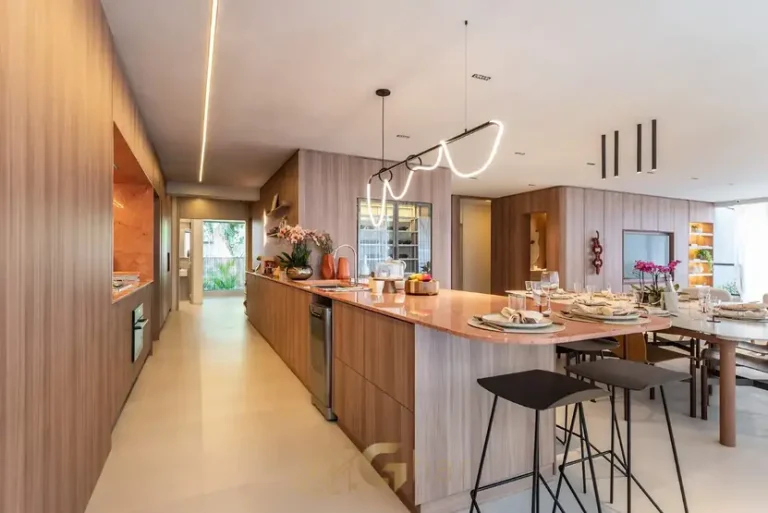 Cozinha aberta do apartamento decorado do condomínio Moma Moema no bairro de Moema, São Paulo