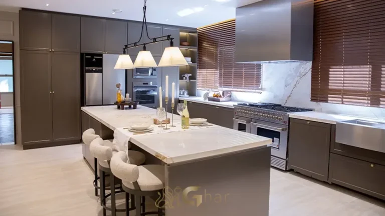 Segunda vista da cozinha com marcenaria planejada em condomínio residencial na Cidade Jardim, na Zona Sul de São Paulo
