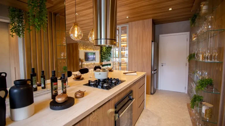 Cozinha americana com marcenaria planejada do apartamento decorado em apartamentos no bairro do Brooklin, São Paulo