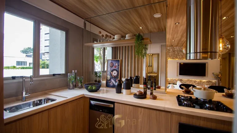 Cozinha em ângulo alternativo do apartamento decorado em condomínio residencial no bairro do Brooklin, na Zona Sul de São Paulo