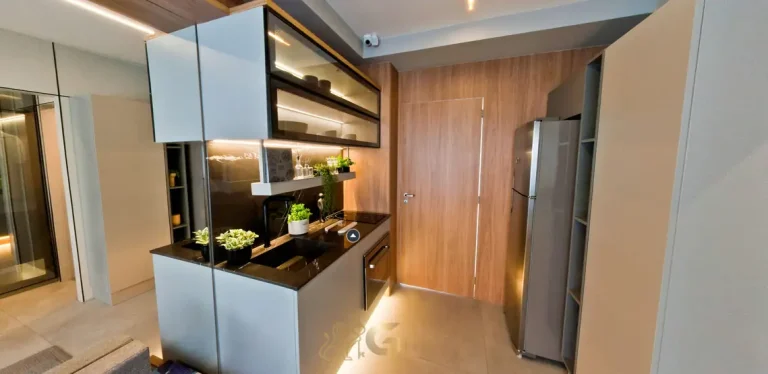Cozinha equipada com bancada em silestone do decorado em condomínio residencial no bairro do Paraíso, no Centro de São Paulo