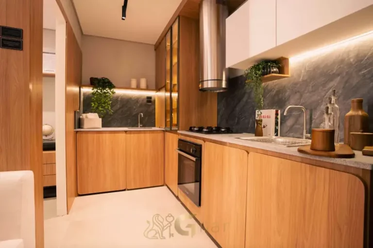 Cozinha americana com bancada e marcenaria do decorado do condomínio Unique Fit Vila Mariana no bairro da Vila Mariana, São Paulo
