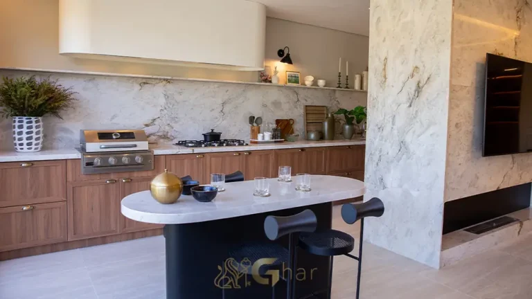 Cozinha com ilha central e acabamentos nobres do condomínio Château Jardin Harmonie na Cidade Jardim, São Paulo