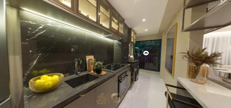 Cozinha e área de serviço integradas do decorado em condomínio residencial no bairro da Praça da Árvore, na Zona Sul de São Paulo