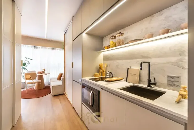 Cozinha do studio em condomínio residencial no bairro de Pinheiros, na Zona Oeste de São Paulo