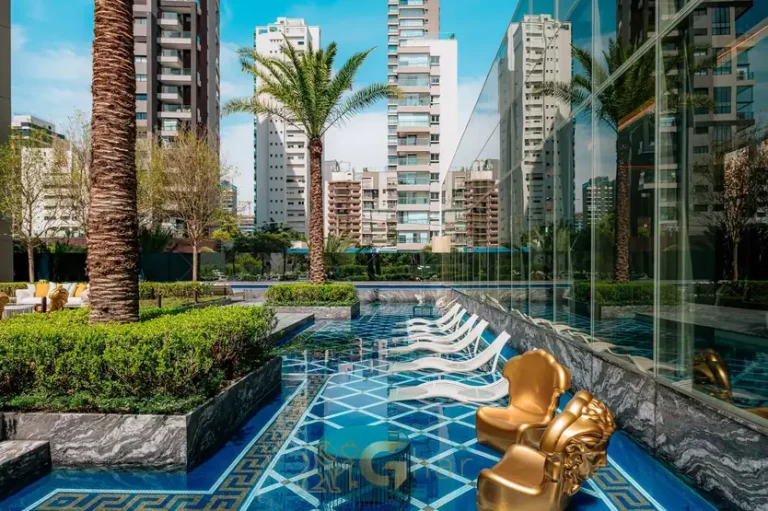 Deck molhado com paisagismo do condomínio Villa Residence Versace no bairro de Moema, São Paulo