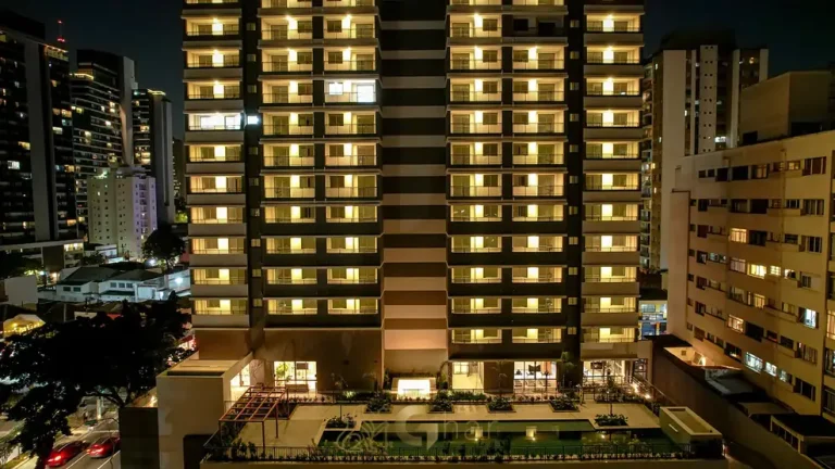 Embasamento iluminado ao entardecer em apartamentos no bairro do Paraíso, São Paulo