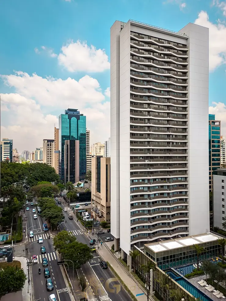 Fachada da torre do condomínio Villa Studios Versace no bairro de Moema, São Paulo