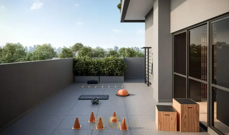 Espaço fitness externo em condomínio residencial no bairro do Alto da Lapa, na Zona Oeste de São Paulo