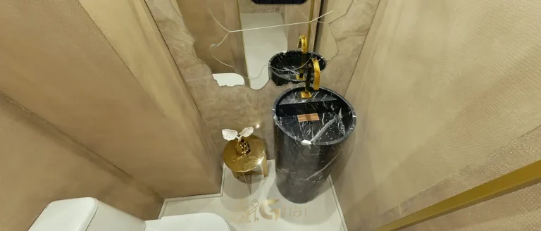 Lavabo social com revestimentos premium do condomínio Villa Residence Versace no bairro de Moema, São Paulo