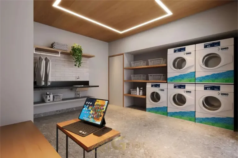 Lavanderia compartilhada com máquinas de lavar em apartamentos no bairro da Aclimação, São Paulo
