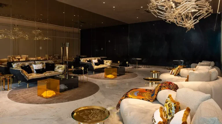 Lobby com design Versace em condomínio residencial no bairro de Moema, na Zona Sul de São Paulo