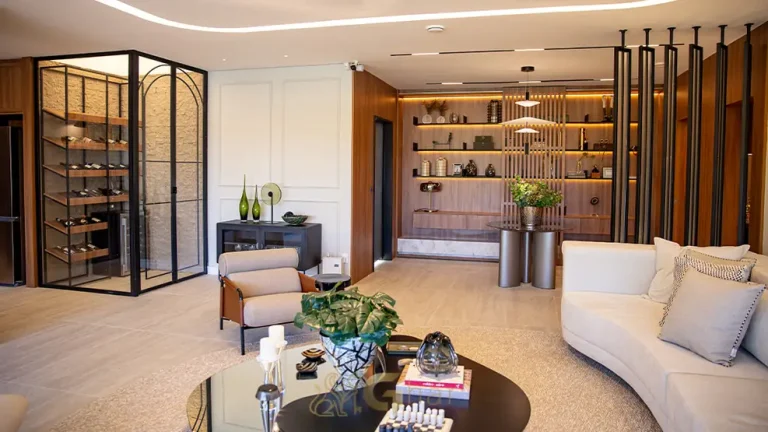 Lounge integrado ao living do apartamento decorado em condomínio residencial na Cidade Jardim, na Zona Sul de São Paulo
