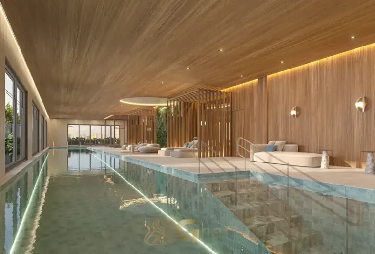 Piscina coberta com lounge integrado em condomínio residencial no bairro da Chácara Klabin, na Zona Sul de São Paulo