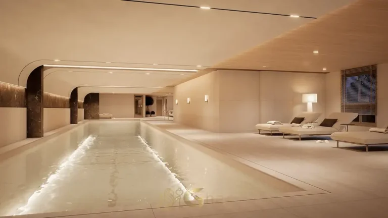 Piscina coberta com raia de 25 m em condomínio residencial na Cidade Jardim, na Zona Sul de São Paulo