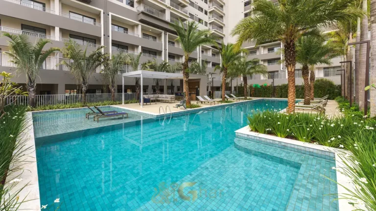 Piscina com deck e solário do condomínio Grand Square no bairro da Praça da Árvore, São Paulo