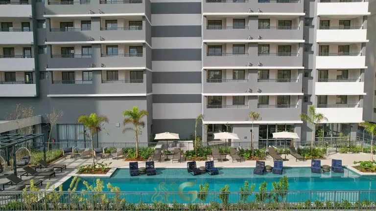 Piscina com deck e solário do condomínio Nex One Paraíso no bairro do Paraíso, São Paulo