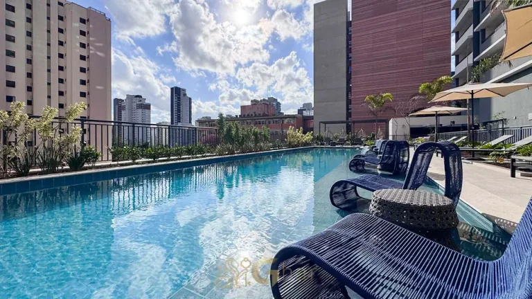 Piscina com raia coberta do condomínio Nex One Paraíso no bairro do Paraíso, São Paulo