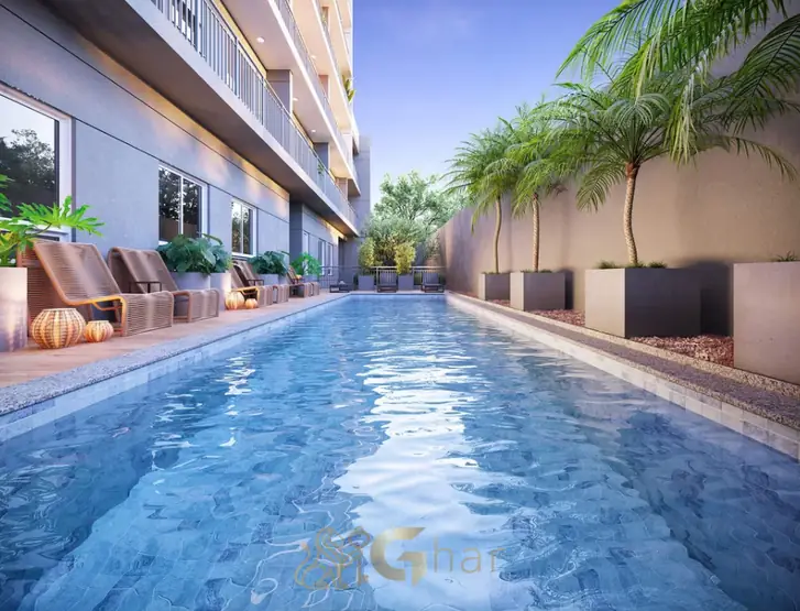 Piscina com solário e área de lazer em condomínio residencial no bairro da Vila Mariana, na Zona Sul de São Paulo