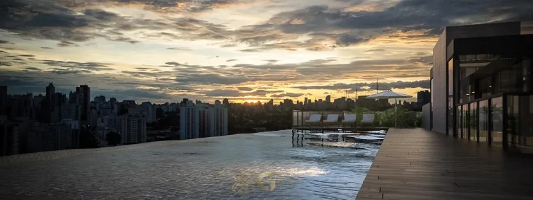 Piscina em outro ângulo em apartamentos no bairro do Alto da Lapa, São Paulo
