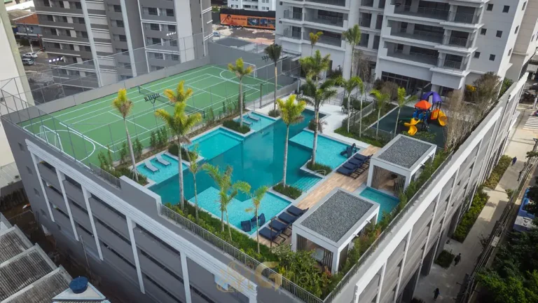 Piscinas adulto e infantil integradas em condomínio residencial no bairro do Butantã, na Zona Oeste de São Paulo