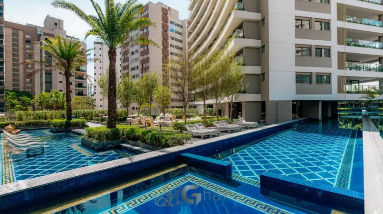 Complexo de piscinas do condomínio Villa Residence Versace no bairro de Moema, São Paulo