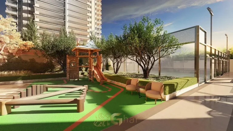 Playground externo com equipamentos em condomínio residencial na Cidade Jardim, na Zona Sul de São Paulo