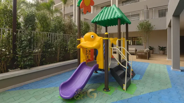 Playground infantil em condomínio residencial no bairro da Praça da Árvore, na Zona Sul de São Paulo