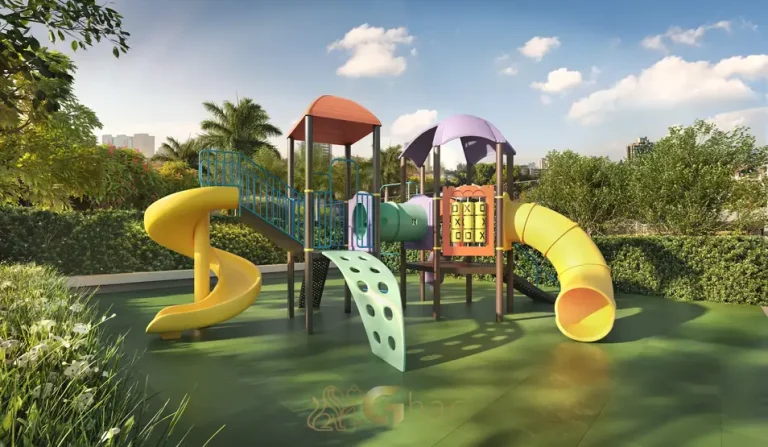 Playground infantil com equipamentos em condomínio residencial no bairro do Butantã, na Zona Oeste de São Paulo