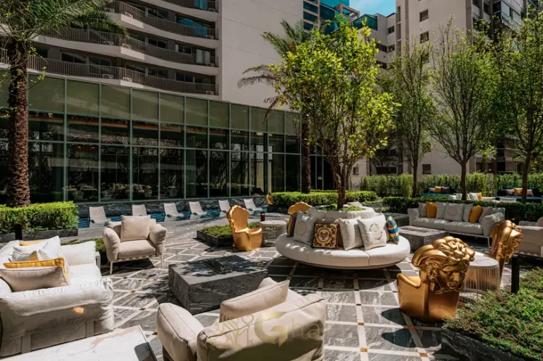 Praça central paisagística em condomínio residencial no bairro de Moema, na Zona Sul de São Paulo